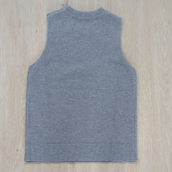 Gray Sleeveless Knit Top - Picture 2 of 5